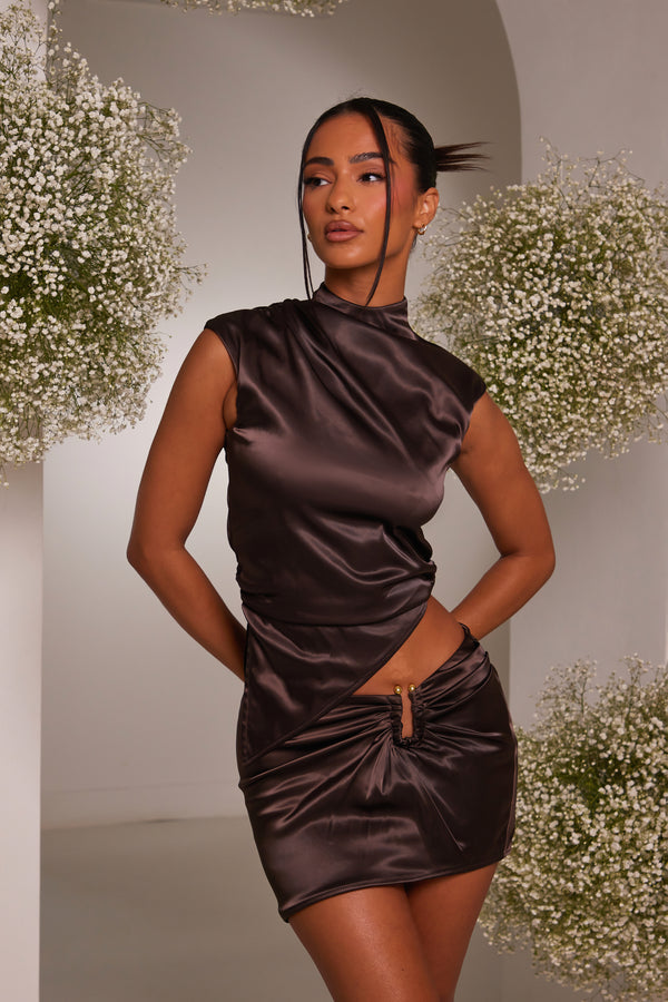 The high neck plated satin set - Brown